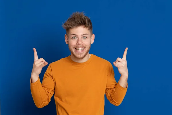 Jeune Homme Attrayant Avec Shirt Jaune Sur Fond Bleu — Photo