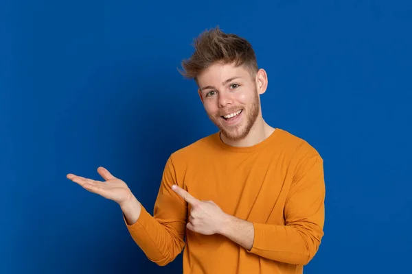 Jeune Homme Attrayant Avec Shirt Jaune Sur Fond Bleu — Photo