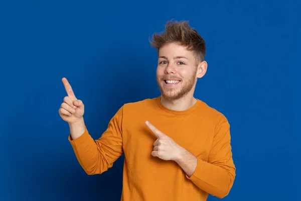 Jovem Atraente Com Uma Camiseta Amarela Fundo Azul — Fotografia de Stock