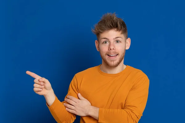 Jovem Atraente Com Uma Camiseta Amarela Fundo Azul — Fotografia de Stock