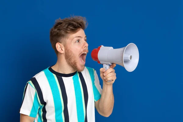 Aantrekkelijke Jonge Man Met Een Gestreept Shirt Geïsoleerd Een Witte — Stockfoto