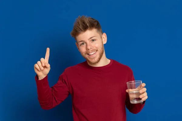 Jeune Homme Attrayant Avec Shirt Rouge Sur Fond Bleu — Photo