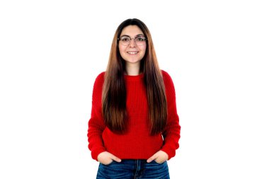 Gözlüklü esmer kız beyaz arka planda izole edilmiş.