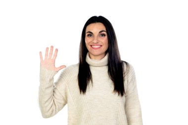 Çekici esmer kadın beyaz bir arka planda izole edilmiş.