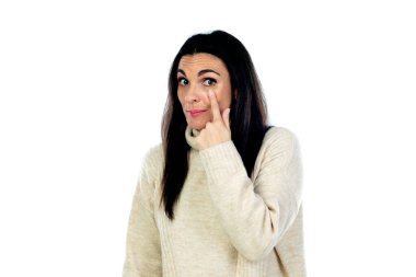 Çekici esmer kadın beyaz bir arka planda izole edilmiş.