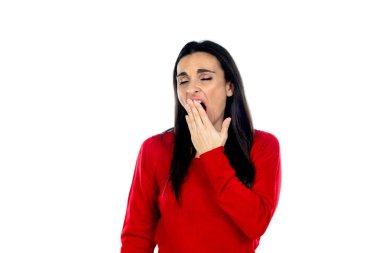 Çekici esmer kadın beyaz bir arka planda izole edilmiş.