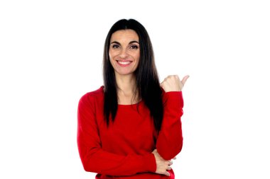 Çekici esmer kadın beyaz bir arka planda izole edilmiş.