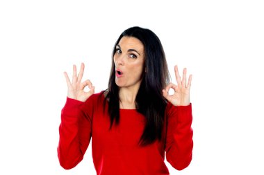 Kırmızı forma giyen çekici olgun bir kadın beyaz arka planda izole edilmiş.