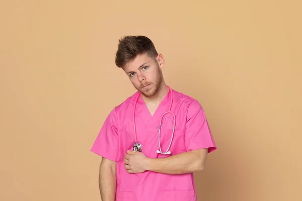 Médico Africano Con Uniforme Rosa Sobre Fondo Amarillo —  Fotos de Stock