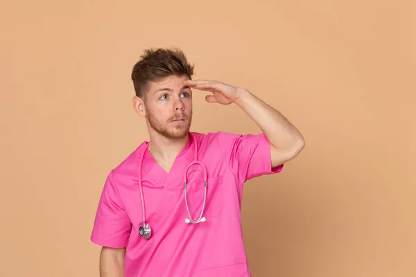 Médico Africano Con Uniforme Rosa Sobre Fondo Amarillo —  Fotos de Stock