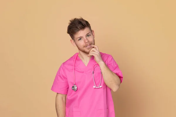 Médico Africano Con Uniforme Rosa Sobre Fondo Amarillo —  Fotos de Stock