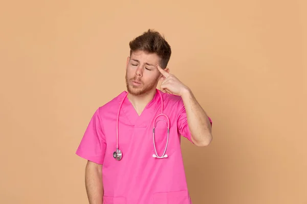 Médico Africano Con Uniforme Rosa Sobre Fondo Amarillo —  Fotos de Stock