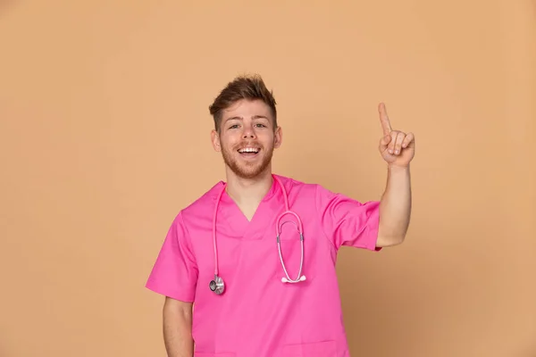 身穿粉色制服 背景为黄色的非洲医生 — 图库照片