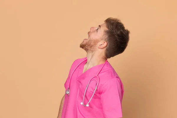 Médico Africano Con Uniforme Rosa Sobre Fondo Amarillo —  Fotos de Stock