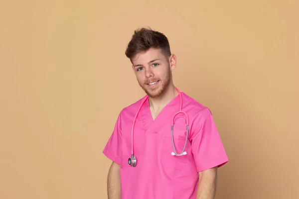 身穿粉色制服 背景为黄色的非洲医生 — 图库照片