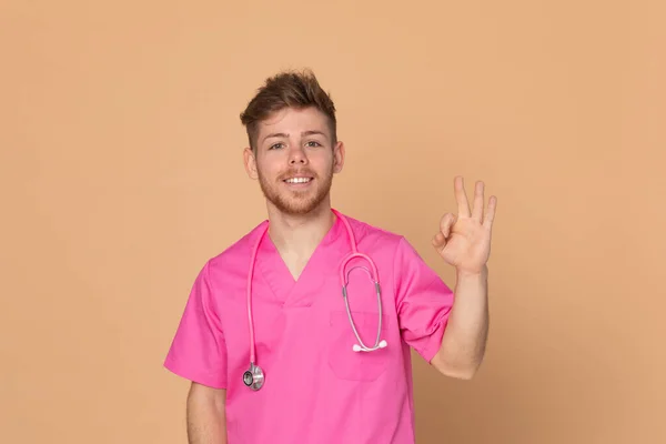 Médico Africano Con Uniforme Rosa Sobre Fondo Amarillo — Foto de Stock