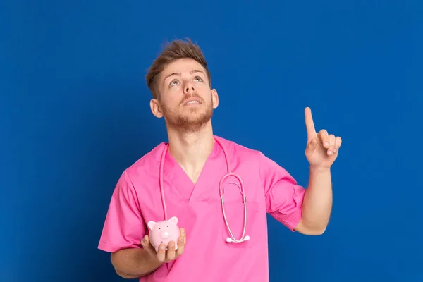 Médico Africano Con Uniforme Rosa Sobre Fondo Azul —  Fotos de Stock