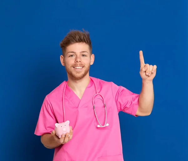 Médico Africano Con Uniforme Rosa Sobre Fondo Azul — Foto de Stock