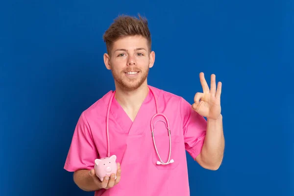 Médico Africano Con Uniforme Rosa Sobre Fondo Azul — Foto de Stock