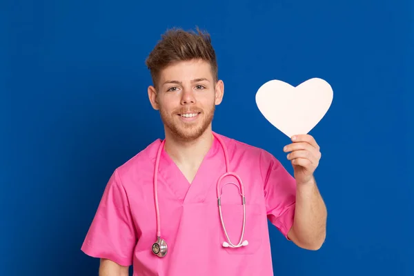 Médico Africano Con Uniforme Rosa Sobre Fondo Azul —  Fotos de Stock