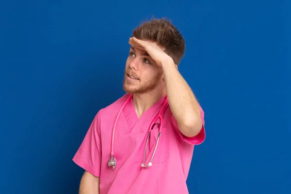 Medico Africano Che Indossa Uniforme Rosa Sfondo Blu — Foto Stock