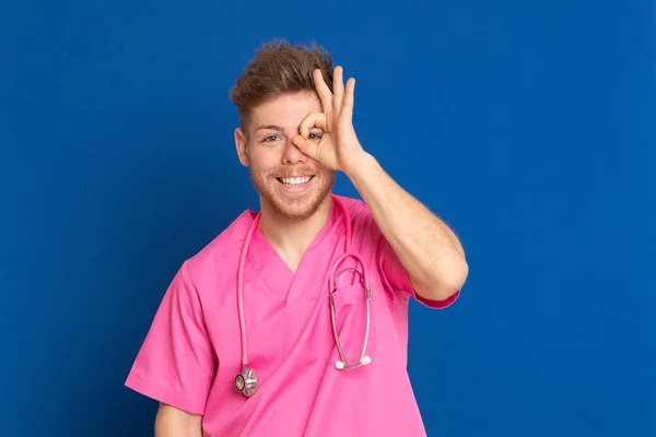 Médico Africano Con Uniforme Rosa Sobre Fondo Azul —  Fotos de Stock