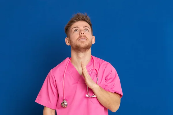 Médico Africano Con Uniforme Rosa Sobre Fondo Azul —  Fotos de Stock