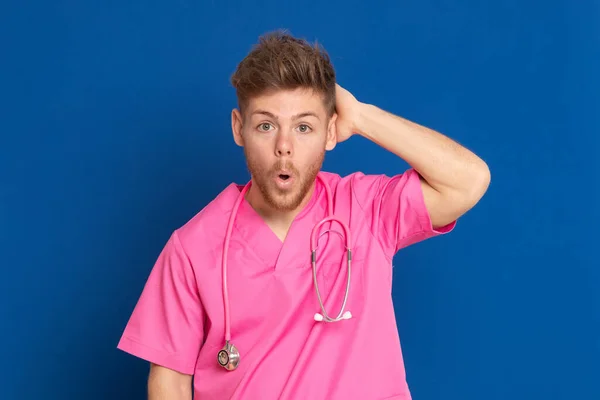 Médico Africano Vestindo Uniforme Rosa Fundo Azul — Fotografia de Stock