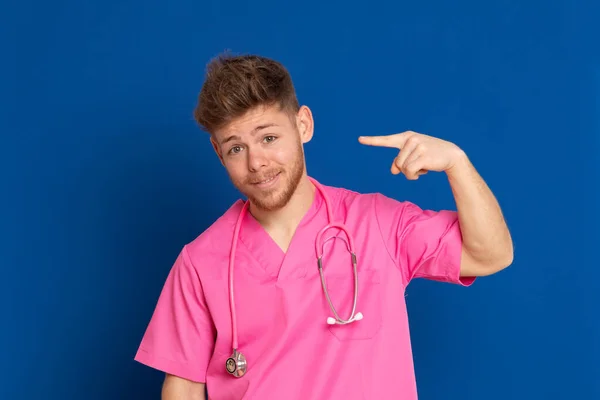 Médico Africano Con Uniforme Rosa Sobre Fondo Azul — Foto de Stock