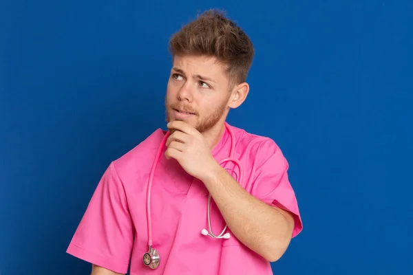 Médico Africano Con Uniforme Rosa Sobre Fondo Azul —  Fotos de Stock