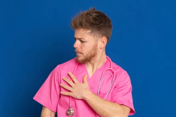 Médico Africano Con Uniforme Rosa Sobre Fondo Azul — Foto de Stock