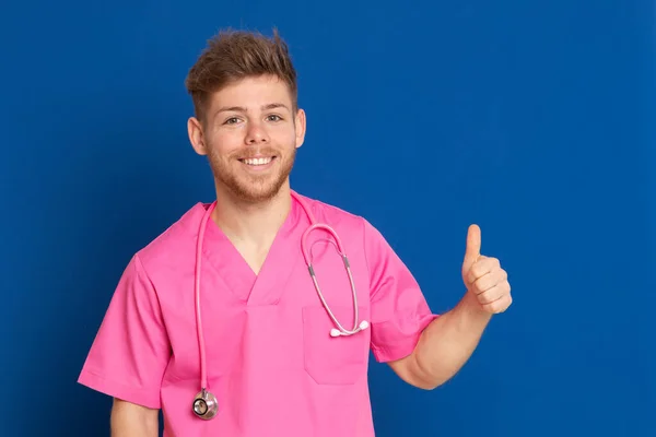 Médico Africano Vestindo Uniforme Rosa Fundo Azul — Fotografia de Stock