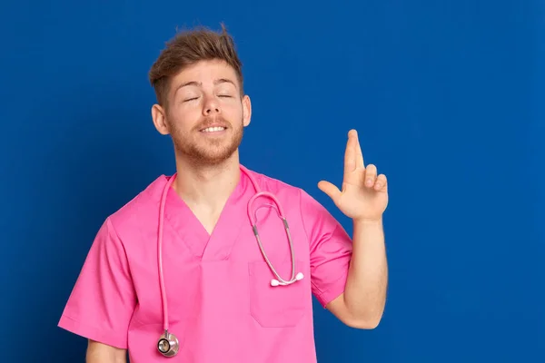 Médico Africano Vestindo Uniforme Rosa Fundo Azul — Fotografia de Stock