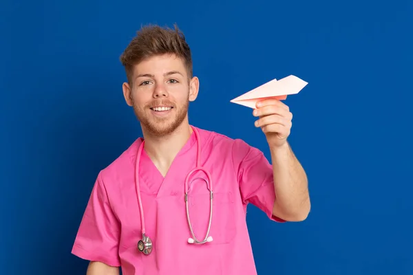 青い背景にピンクの制服を着たアフリカ人医師 — ストック写真