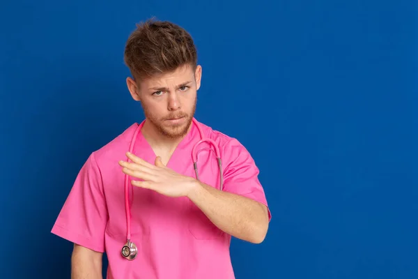 Médico Africano Con Uniforme Rosa Sobre Fondo Azul —  Fotos de Stock