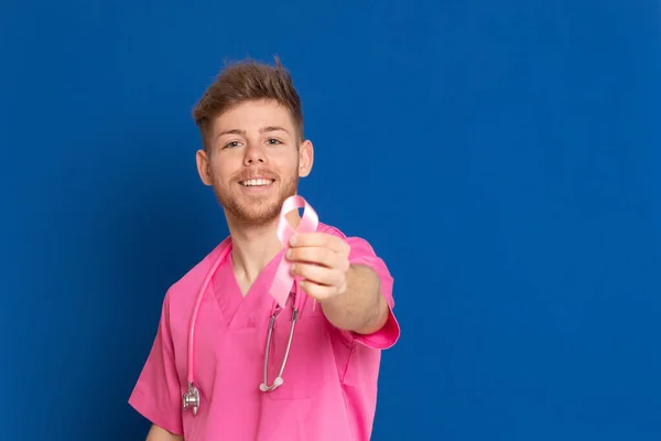 身穿蓝色背景粉红制服的非洲医生 — 图库照片