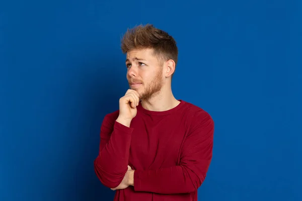 Attraktiver Junger Mann Mit Rotem Shirt Auf Blauem Hintergrund — Stockfoto