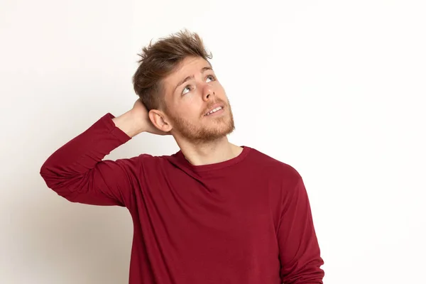 Aantrekkelijke Jonge Man Met Een Rood Shirt Geïsoleerd Een Witte — Stockfoto