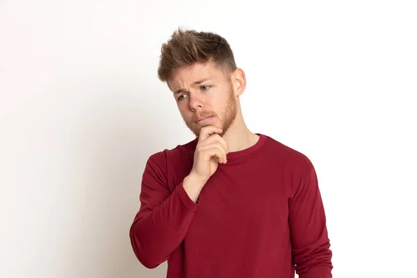 Attraktiver Junger Mann Mit Rotem Shirt Auf Weißem Hintergrund — Stockfoto