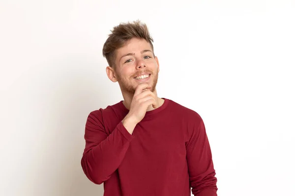 Aantrekkelijke Jonge Man Met Een Rood Shirt Geïsoleerd Een Witte — Stockfoto