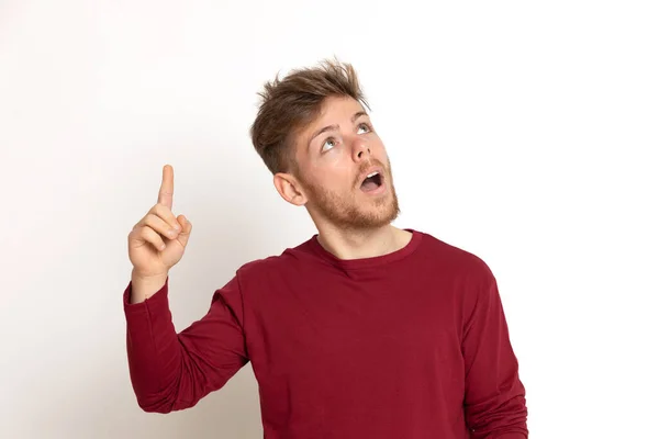 Atractivo Joven Con Una Camiseta Roja Aislada Sobre Fondo Blanco — Foto de Stock