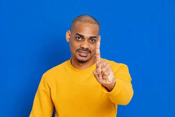 Chico Africano Con Camiseta Amarilla Sobre Fondo Azul —  Fotos de Stock