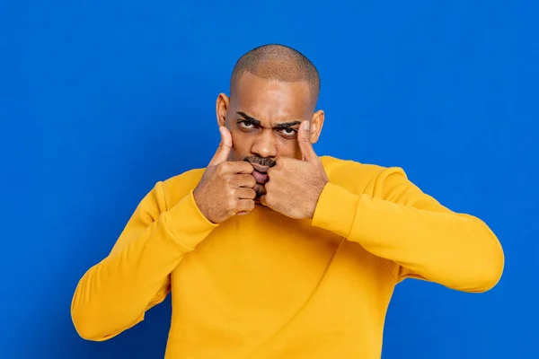 Africano Cara Com Camisa Amarela Fundo Azul — Fotografia de Stock