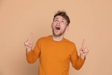 Sarı arka planda çekici bir genç.