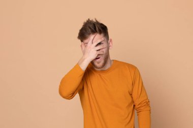 Sarı arka planda çekici bir genç.