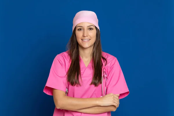 Médico Joven Con Uniforme Rosa Sobre Fondo Azul — Foto de Stock