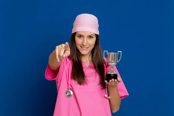 Jeune Médecin Avec Uniforme Rose Sur Fond Bleu — Photo