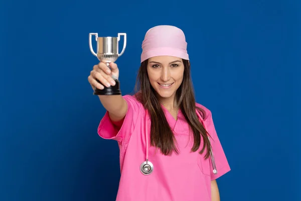 Médico Joven Con Uniforme Rosa Sobre Fondo Azul — Foto de Stock