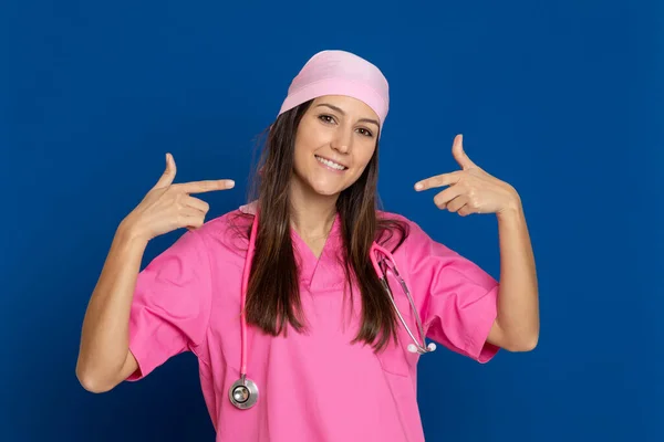 Ung Läkare Med Rosa Uniform Blå Bakgrund — Stockfoto