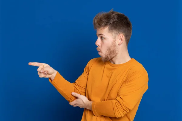 Jeune Homme Attrayant Avec Shirt Jaune Sur Fond Bleu — Photo